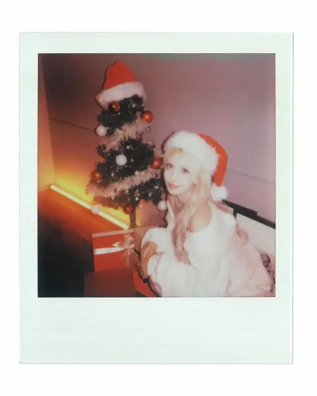 전소미가 오프숄더 니트와 산타 모자로 포근하고 러블리한 코지 시크 룩을 선보였다./사진=전소미 인스타그램