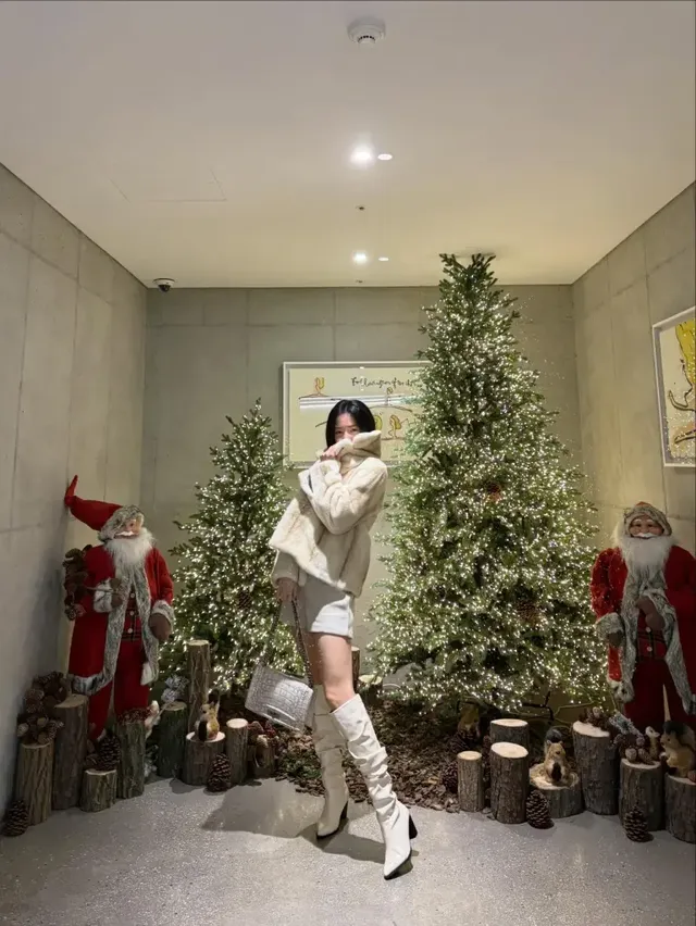 류화영이 화이트 퍼 자켓과 싸이하이 부츠를 활용해 완벽한 비율의 윈터 룩을 연출했다./사진=류화영 인스타그램