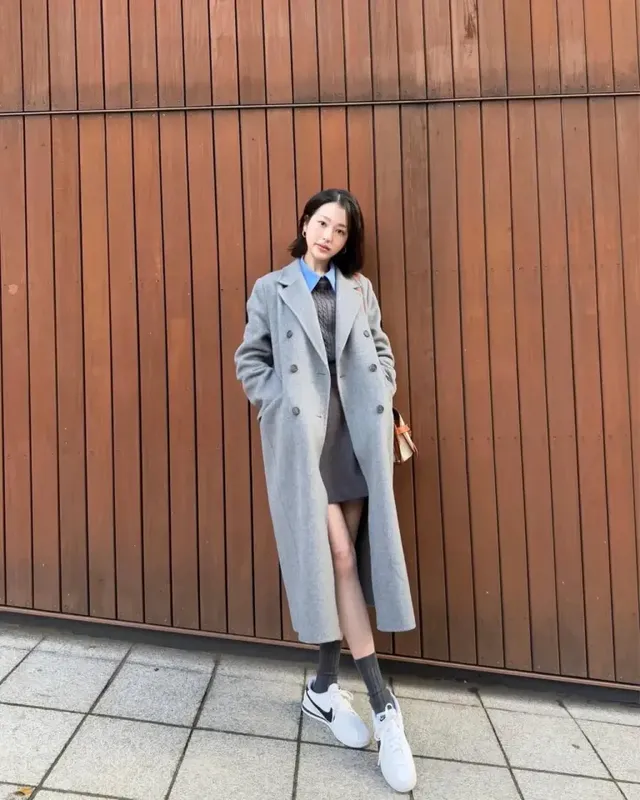 롱 코트를 걸치고 우아한 실루엣을 뽐내며 겨울 감성을 물씬 풍기는 장다아. /사진=장다아 인스타그램