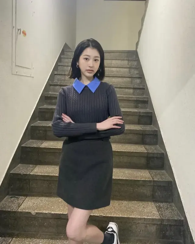 팔짱을 낀 채 계단에 서서 완벽한 비율과 지적인 프레피 룩을 선보이는 장다아. /사진=장다아 인스타그램