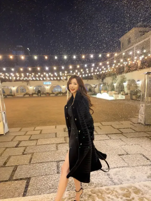 황미나가 블랙 슬릿 드레스와 퍼 아우터로 설경 속 화려한 무드를 완성했다./사진=황미나 인스타그램