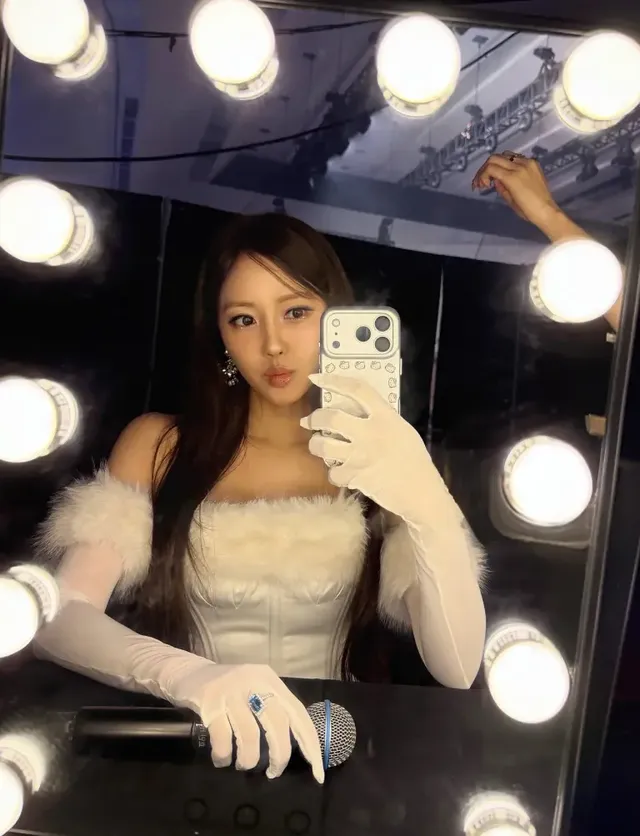 화려한 조명이 켜진 대기실 거울 앞에서 헬로키티 케이스의 폰으로 본인의 모습을 담고 있는 효민. /사진=효민 인스타그램