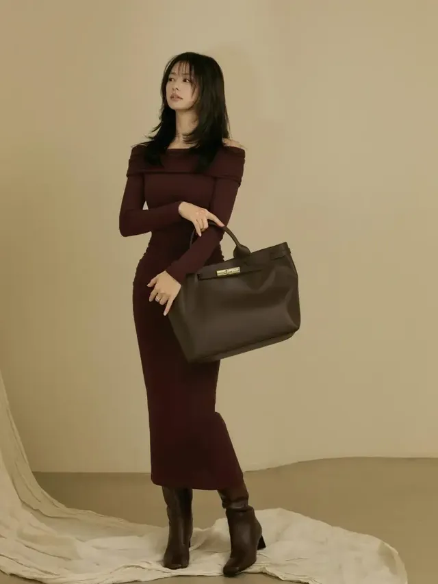 우아한 오프숄더 원피스 차림으로 서서 독보적인 비율과 가을 무드를 발산하고 있는 정소민. /사진=정소민 인스타그램
