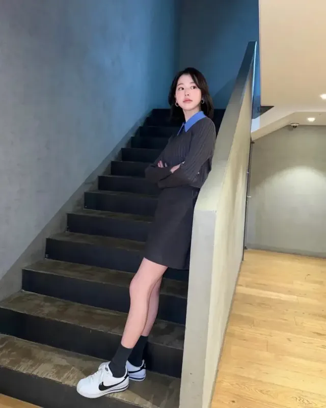 계단 난간에 기대어 미니스커트와 스니커즈로 완성한 독보적인 각선미를 자랑하는 장다아. /사진=장다아 인스타그램