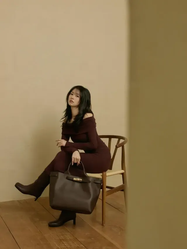 의자에 앉아 여유로운 포즈를 취하며 깊은 눈빛으로 고혹적인 아우라를 완성한 배우 정소민. /사진=정소민 인스타그램