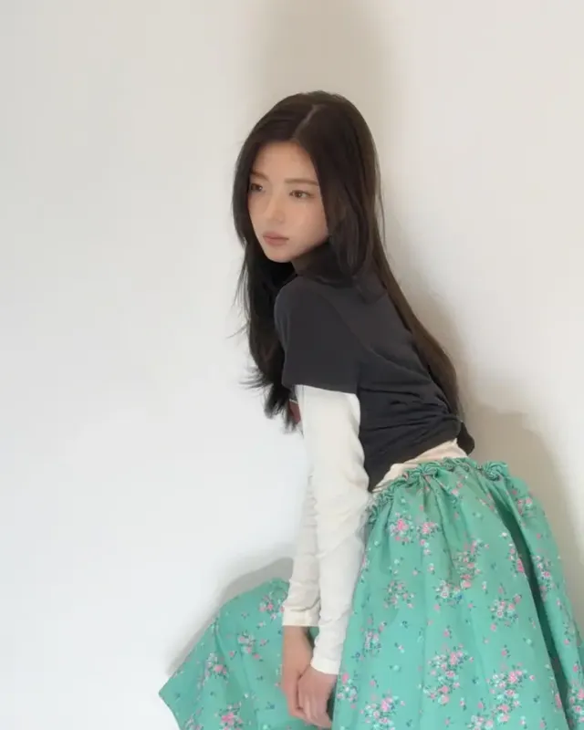 화이트 롱 슬리브와 그래픽 티셔츠를 레이어드하여 90년대 빈티지 무드를 재해석한 있지 리아의 상반신 실루엣./사진=있지 리아 인스타그램