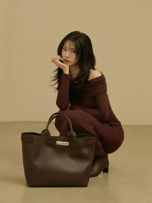 롱샴의 브라운 토트백을 앞에 두고 웅크려 앉아 시크하면서도 세련된 패션 감각을 뽐내는 모습. /사진=정소민 인스타그램