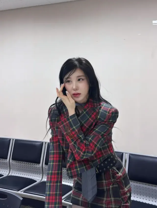 이채연이 레드 타탄 체크 셋업으로 클래식하면서도 강렬한 시즌 스타일을 소화했다./사진=이채연 인스타그램