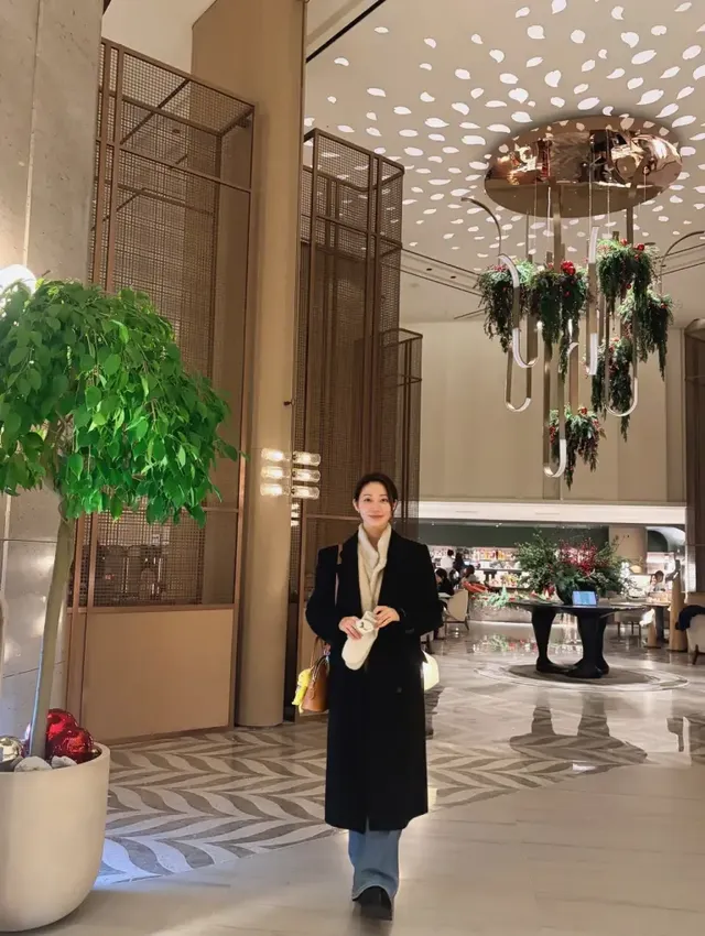 한그루가 롱 코트와 시어링 머플러를 매치해 우아한 겨울 실루엣을 연출하고 있다./사진=한그루 인스타그램