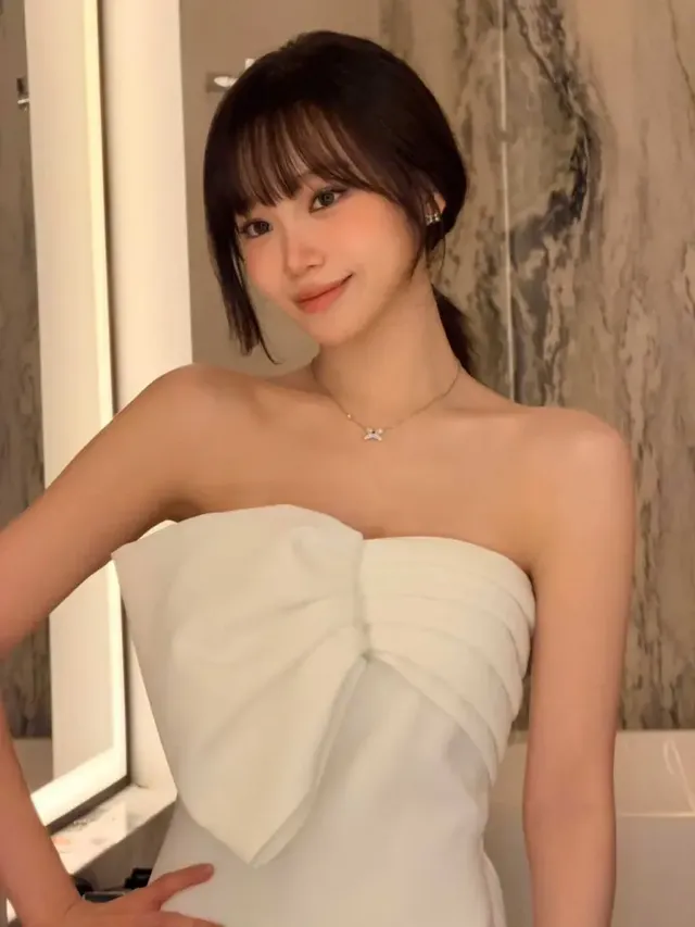 화이트 오프숄더 드레스로 완성한 구조적 실루엣