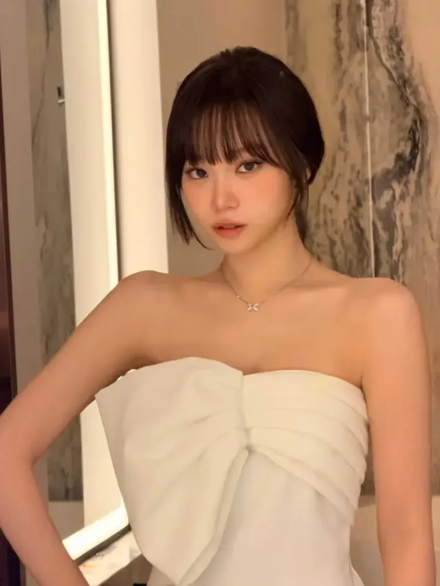 리본 디테일이 중심을 잡은 미니멀 드레스 스타일