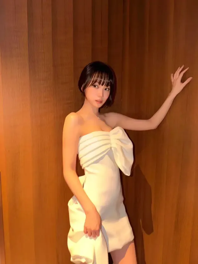 과장 없는 액세서리로 완성한 우아한 오프숄더 룩