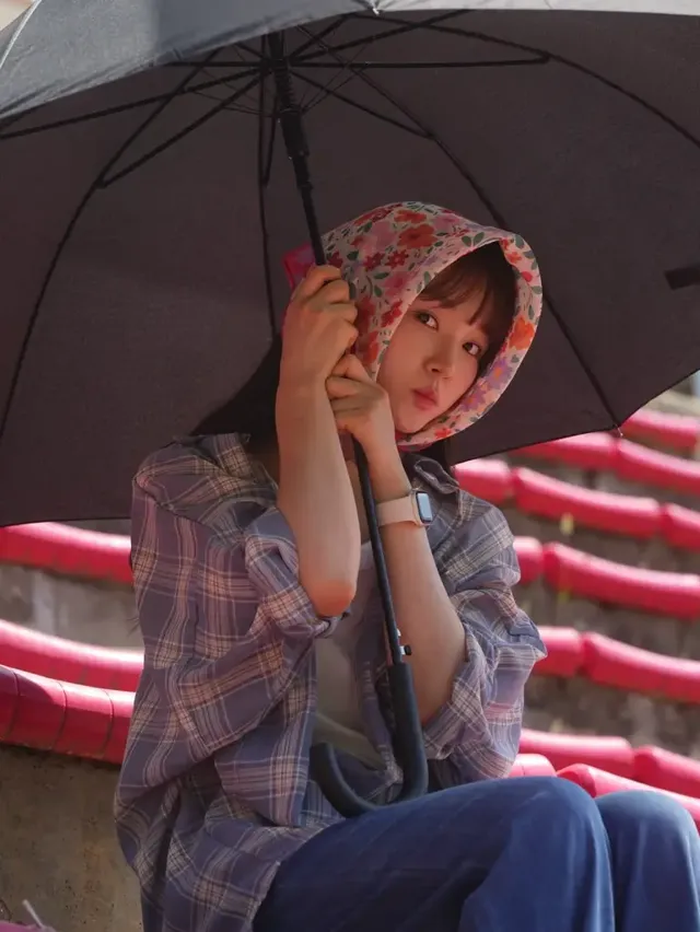 빈티지한 스카프와 체크 셔츠의 조합으로 키치한 뉴트로 감성을 더한 비하인드 컷.