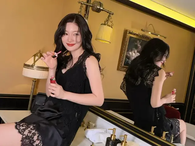 거울 셀피를 통해 드러낸 완벽한 실루엣과 누아르 영화의 한 장면 같은 시크한 라운지 스타일링. /사진=정채연 인스타그램