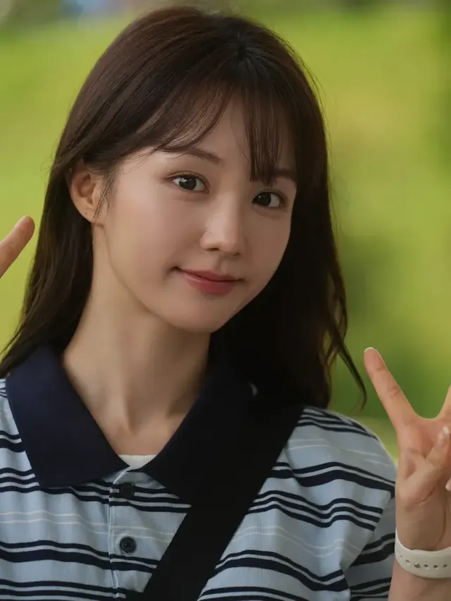 드라마 ‘미래의 미래’ 종영 소식과 함께 청량한 스트라이프 룩을 선보인 우아 나나.