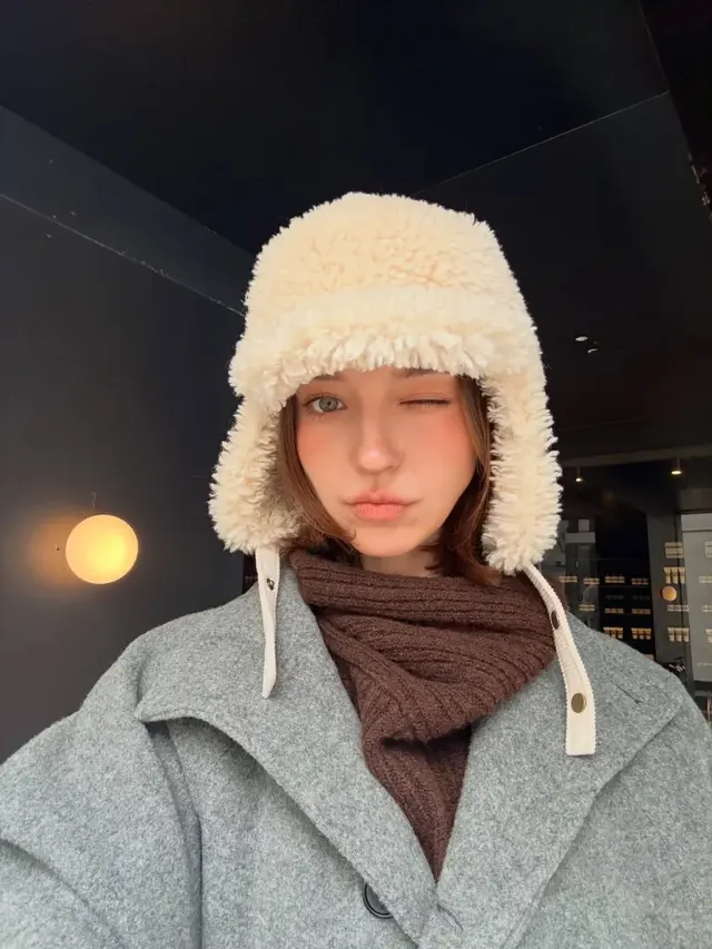 그레이 코트와 아이보리 시어링 햇으로 포근한 겨울 무드를 연출한 안젤리나 다닐로바의 셀피./사진=안젤리나 다닐로바