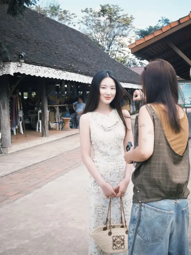 소박한 일상 속에서도 빛나는 감각적인 에스닉 스타일링과 여유로운 라이프스타일의 기록./사진=슈화 인스타그램