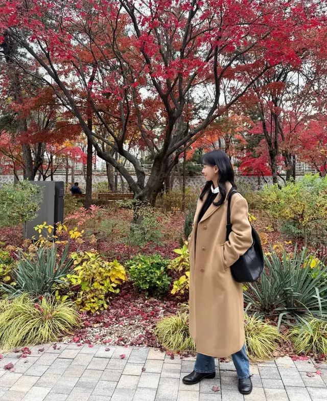 여유로운 실루엣과 감성적인 무드가 돋보이는 강한나의 측면 스타일링 컷./사진=강한나 인스타그램