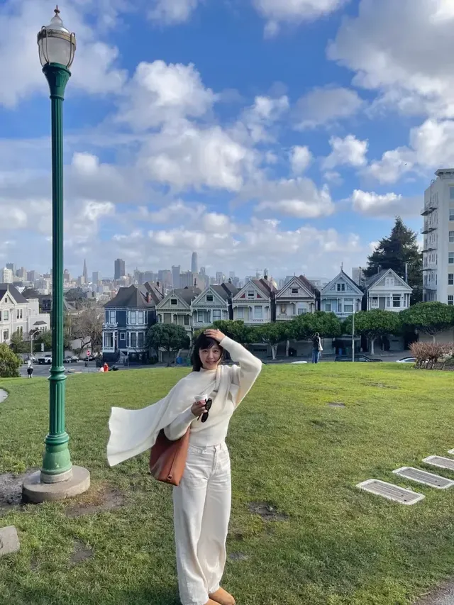 샌프란시스코의 도심 전경과 조화를 이루는 화이트 와이드 팬츠와 브라운 토트백의 클래식한 대비./사진=정유진 인스타그램