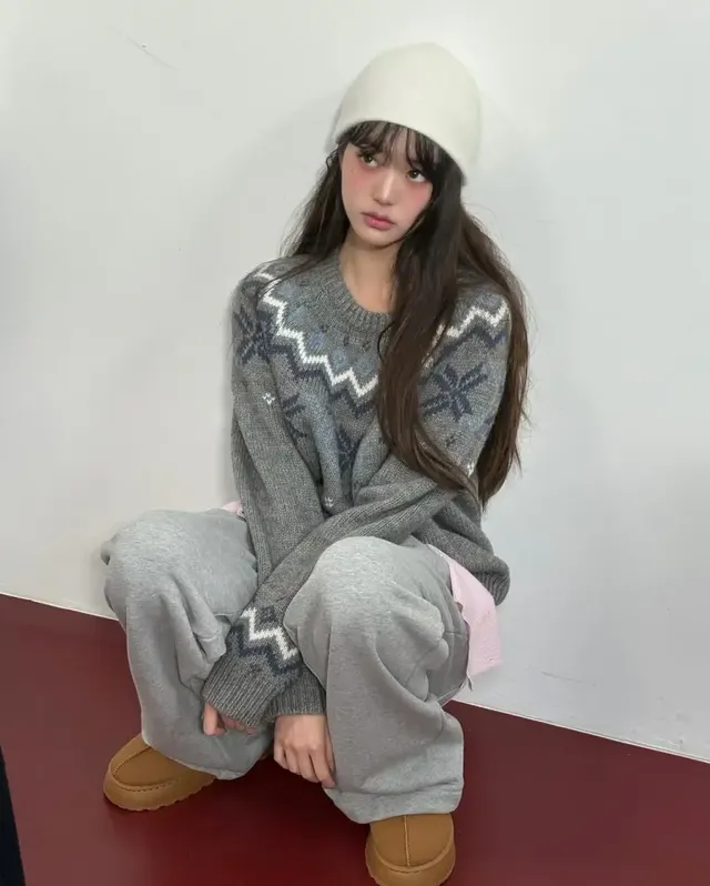 노르딕 니트와 스웨트 팬츠로 연출한 포근한 이지웨어/사진=장원영 인스타그램