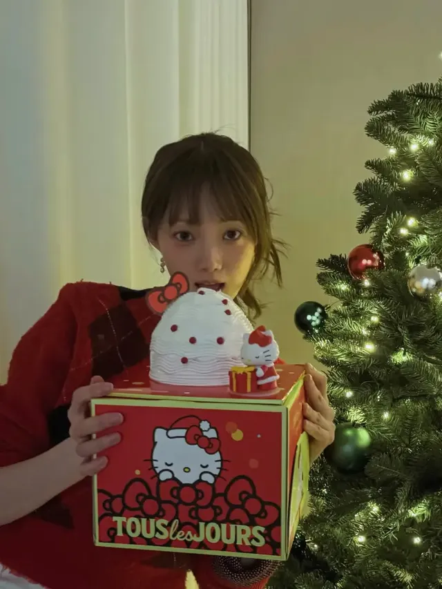 귀여운 헬로키티 케이크를 든 채 클로즈업된 모습에서 빛나는 이성경의 인형 같은 비주얼과 세련된 니트 스타일링./사진=이성경 인스타그램