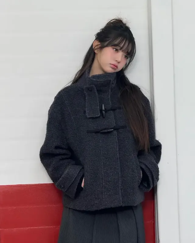 차콜 부클레 코트로 완성한 세련된 모노톤 윈터 룩/사진=장원영 인스타그램