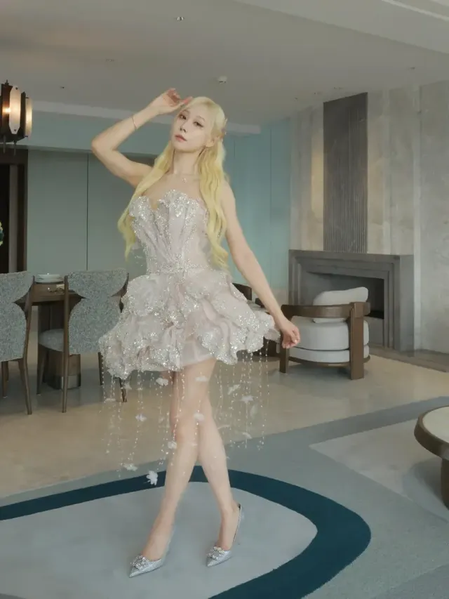 거실을 배경으로 드레스의 화려한 실루엣과 비현실적인 비율을 강조한 한동의 풀샷./사진=한동 인스타그램