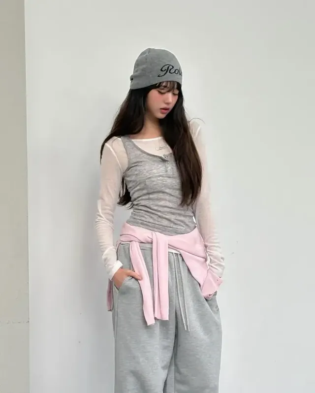 핑크 가디건 레이어링으로 포인트를 준 감각적인 톤온톤 스타일링/사진=장원영 인스타그램