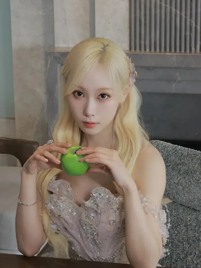 신비로운 분위기를 자아내며 초록색 사과 소품과 함께 포즈를 취하고 있는 드림캐쳐 한동의 모습./사진=한동 인스타그램