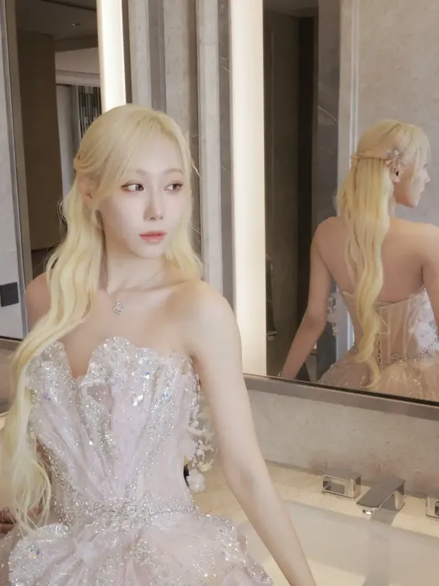 거울 속에 비친 뒷모습과 옆라인을 통해 드레스의 섬세한 디테일을 입체적으로 보여주는 컷./사진=한동 인스타그램