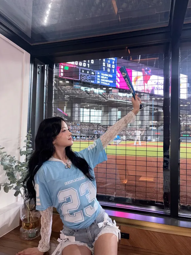 홋카이도 야구장에서 하늘색 져지룩으로 사랑스러운 겨울 스타일을 선보인 서이. /사진=서이(H1-KEY) 인스타그램