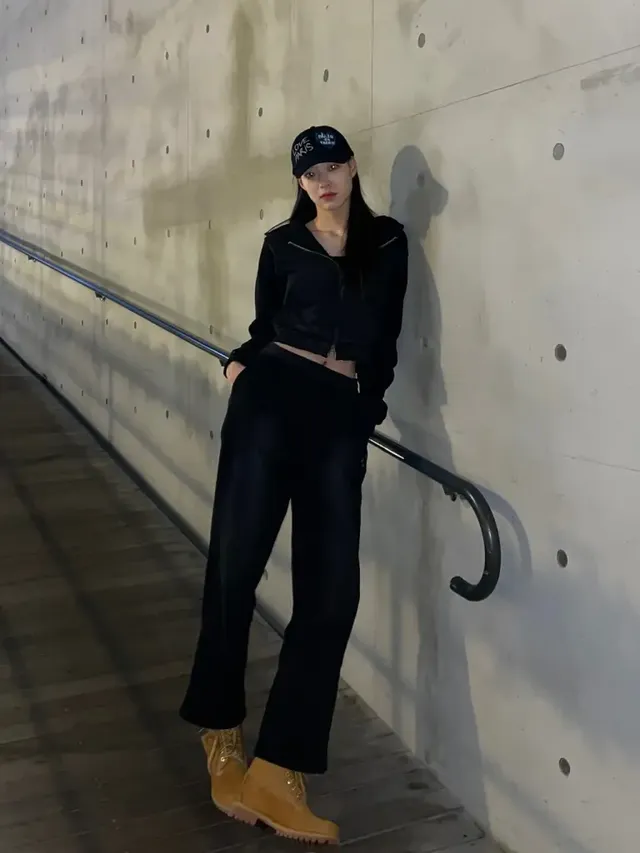 어두운 배경 속에서 김설희가 블랙 점프수트와 팀버랜드 부츠를 매치해 시크한 겨울 스트릿룩을 선보였다. /사진=김설희 인스타그램