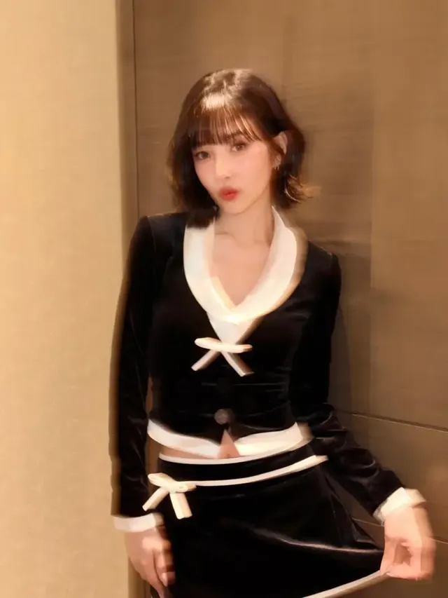 짧은 미니스커트와 하이삭스(또는 타이츠)로 곧게 뻗은 다리 라인을 강조하며 트렌디한 레그 포커스 스타일을 선보인다. /사진=조이 인스타그램 