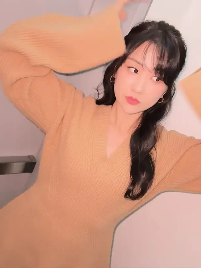 박하선이 따뜻한 베이지 니트 미니원피스로 포근하면서도 시크한 겨울 스타일을 선보인다. /사진=박하선 인스타그램