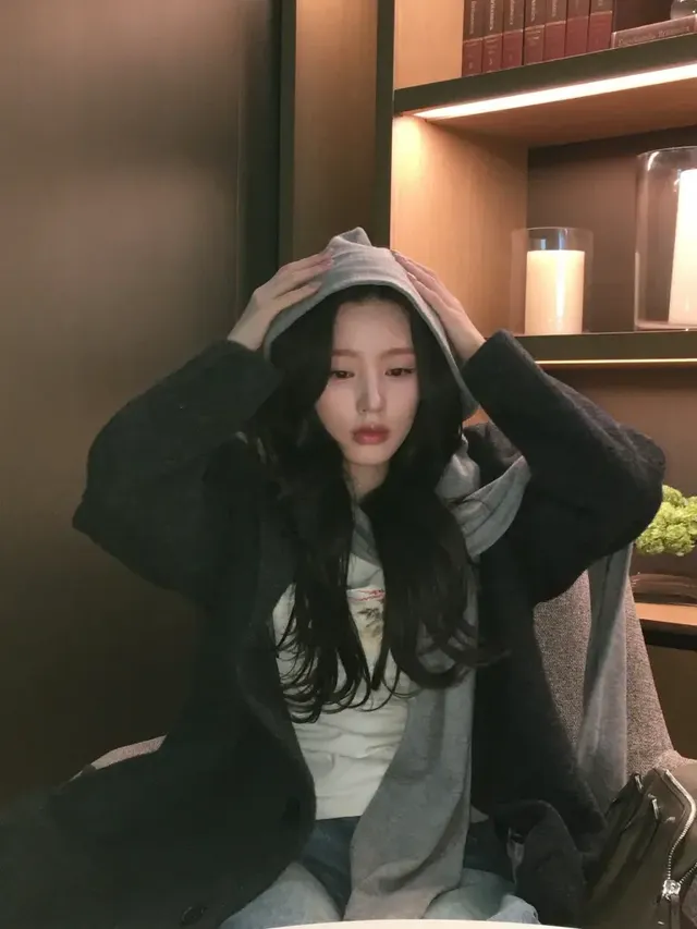 차분한 그레이 톤 코디에 카키빛 토트백으로 포인트를 주며 실용성과 감각을 동시에 잡은 미연의 겨울 패션. /사진=미연 인스타그램