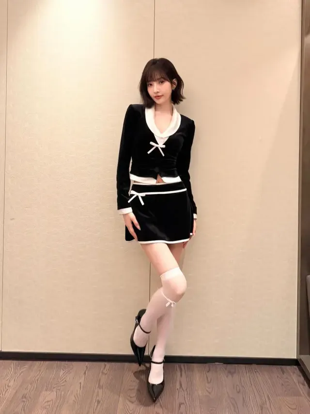 부드러운 조명 아래, 벨벳 미니 세트업으로 겨울 하이틴 감성을 완벽하게 표현한 조이의 모습이다. /사진=조이 인스타그램