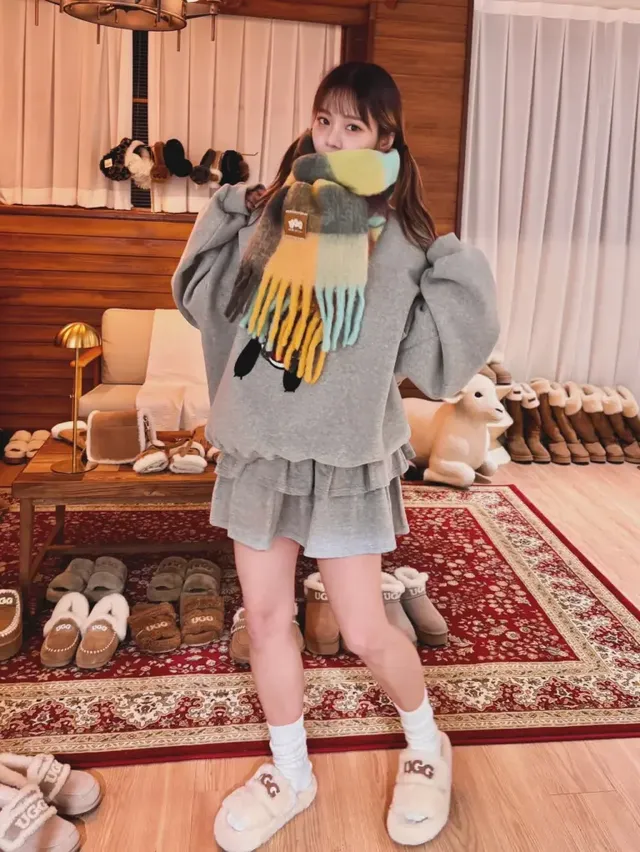 맹승지가 포근한 실내에서 UGG 퍼 슬리퍼와 그레이 세트업으로 완성한 코지 무드를 선보이고 있다. /사진=맹승지 인스타그램