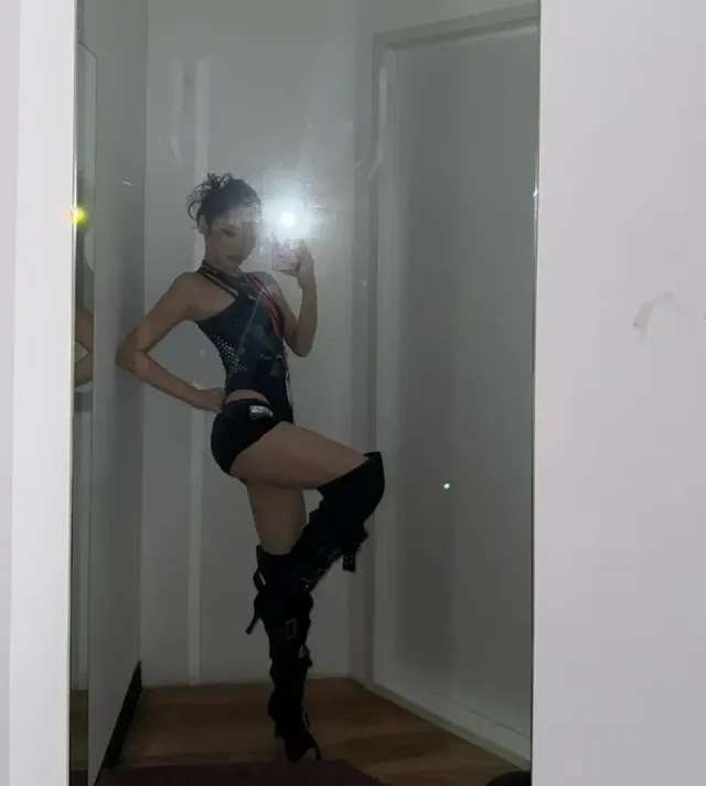 컷아웃 디테일의 바디슈트와 메시 패널로 완성된 닝닝의 도발적인 바디라인. /사진=닝닝 인스타그램