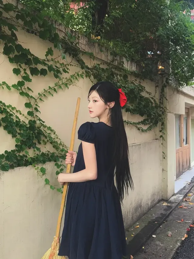 네이비 코튼 원피스와 메리제인 슈즈로 클래식하면서도 소녀적인 감성을 완벽하게 소화한 하늘의 전신 룩이다. /사진=하늘 인스타그램