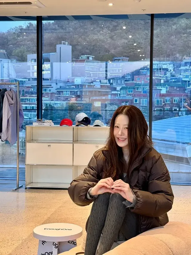 따뜻한 실내 공간에서 고현정이 브라운 패딩과 니트 하의를 매치해 편안하면서도 세련된 겨울 일상룩을 선보인다. /사진=고현정 인스타그램