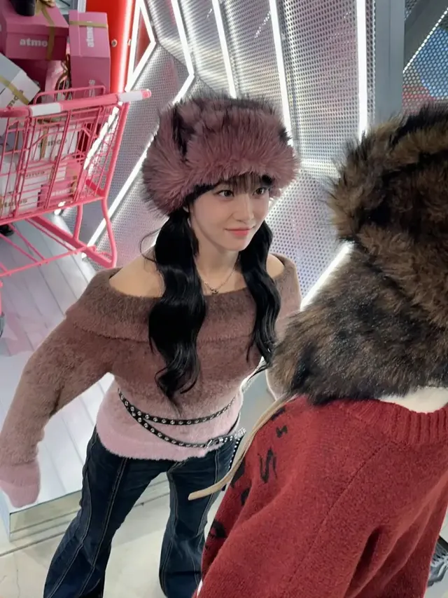 배수민이 핑크 조명 아래서 포근한 퍼 햇과 부클 니트로 겨울 로맨틱 스타일을 선보이고 있다. /사진=배수민 인스타그램