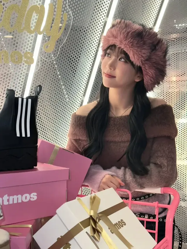 [캡션3] 배수민이 풍성한 퍼 햇과 긴 웨이브 헤어로 사랑스러운 겨울 패션을 완성하며 카메라를 응시하고 있다. /사진=배수민 인스타그램 [[IMG3]]