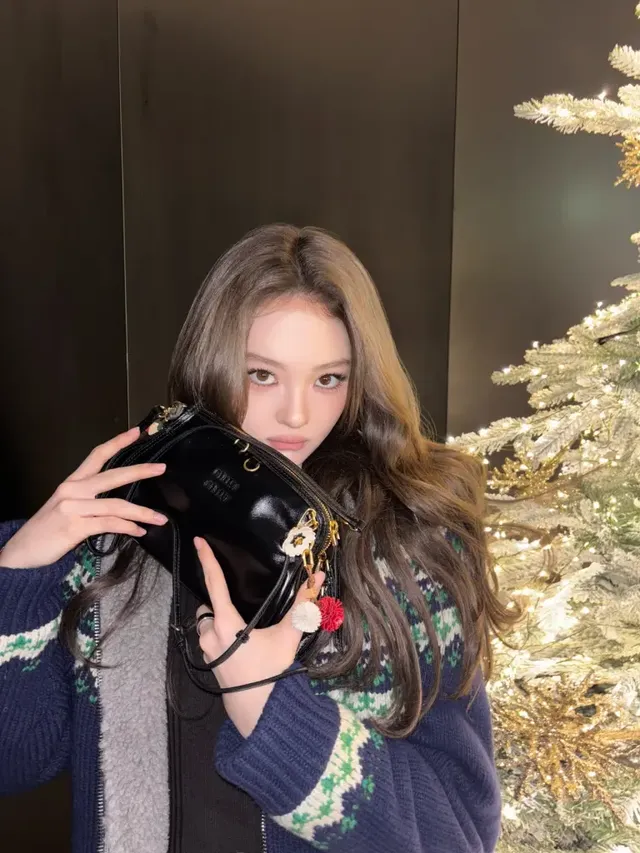 반짝이는 크리스마스 트리 앞에서 겨울 소녀다운 청량하고 사랑스러운 무드를 연출하는 미야오 엘라. /사진=미야오 엘라 인스타그램 