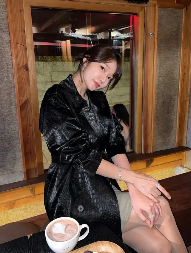 은은한 광택의 크로커 패턴 코트와 실버 주얼리가 어우러져 섬세한 디테일을 더한다. /사진=오또맘 인스타그램