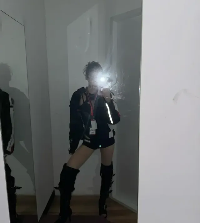 어두운 리허설룸 거울 앞에서 플래시를 받아 압도적인 포스를 발산하는 닝닝의 모습. /사진=닝닝 인스타그램