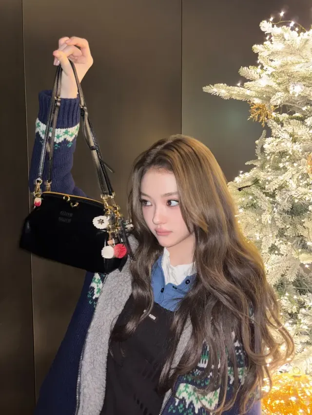 블랙 미우미우 백을 포인트로 활용해 전체 룩에 차분한 매력을 더한 미야오 엘라의 모습이다. /사진=미야오 엘라 인스타그램