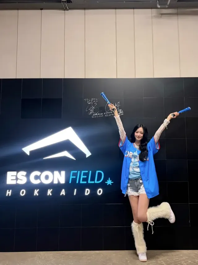 리본 디테일 데님 쇼츠와 푹신한 퍼 부츠로 완성한 겨울 야구장 패션. /사진=/사진=하이키 인스타그램