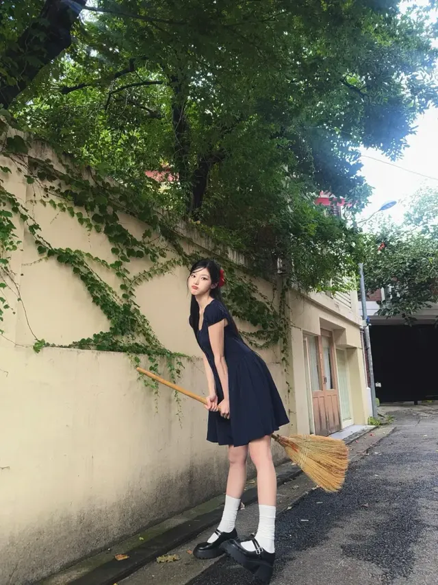 긴 생머리에 붉은 리본으로 포인트를 더해 청초하면서도 동화 같은 매력을 뽐내는 하늘의 옆모습이다. /사진=하늘 인스타그램