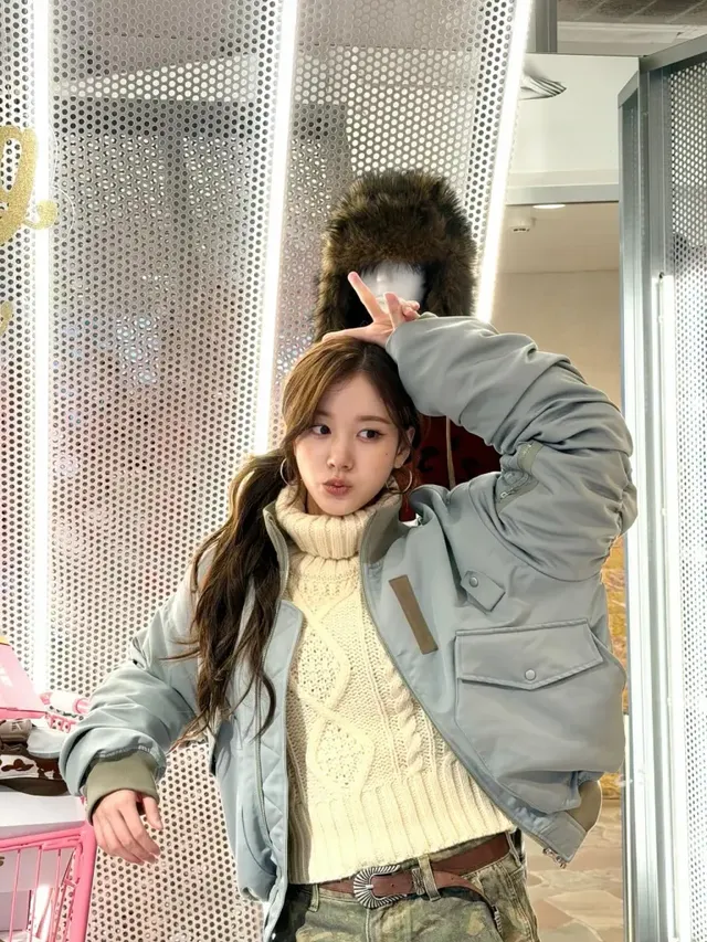 개성 강한 카무플라주 버뮤다 팬츠와 청키한 플랫폼 부츠로 전체 룩에 시크한 포인트를 더한 전신 스타일링. /사진=재이 인스타그램 