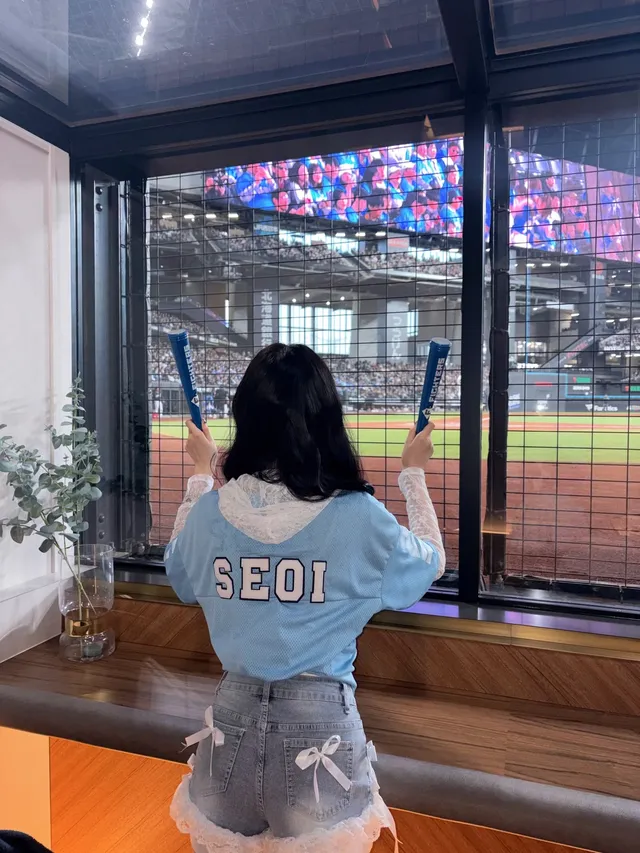 [캡션2] 백넘버 23번 져지와 레이스 이너로 스포티한 매력에 부드러움을 더한 상의 디테일. /사진=서이(H1-KEY) 인스타그램